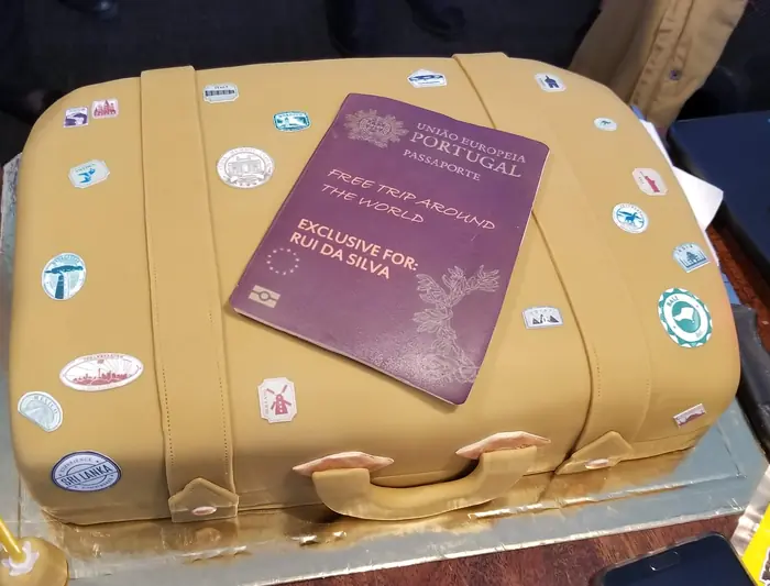 Bolo em forma de mala de viagem com passaporte português, em pasta de açúcar