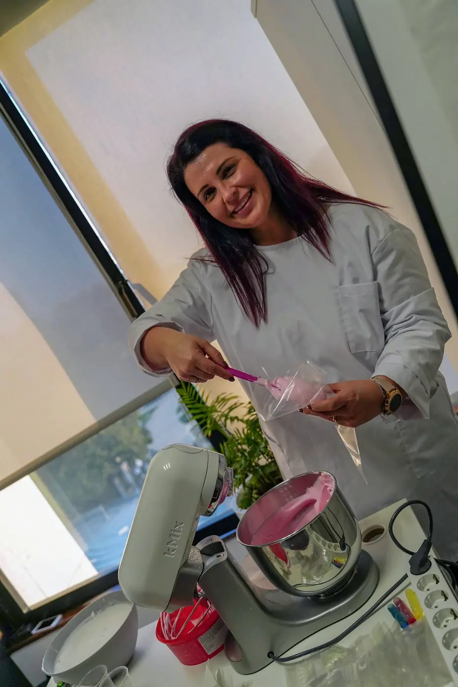 A Feli de bata branca a preparar merengue cor-de-rosa na batedeira